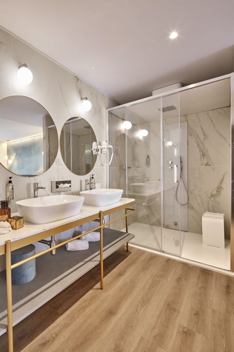 Luxury Suite | Bathroom | Shower, rainfall showerhead, designer toiletries, hair dryer