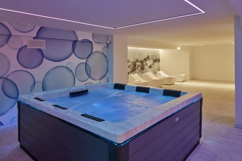 Indoor spa tub