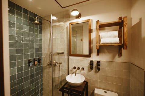 Classic Room | Bathroom | Shower, rainfall showerhead, free toiletries, hair dryer