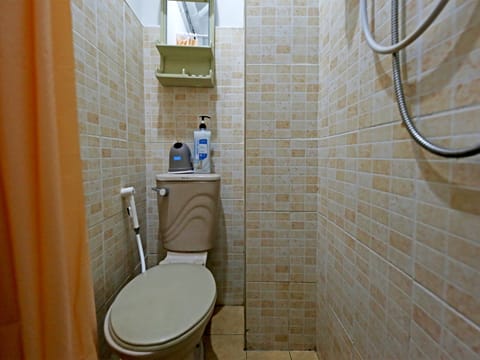 Standard Double Room | Bathroom | Shower, rainfall showerhead, towels