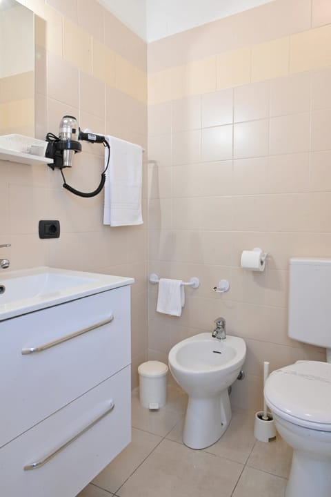 Deluxe Quadruple Room | Bathroom | Shower, rainfall showerhead, free toiletries, hair dryer