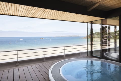 Couples treatment rooms, sauna, hot tub, steam room, body treatments