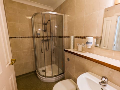 Standard Double Room | Bathroom | Shower, towels