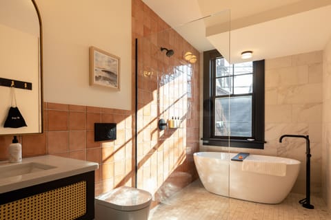 Room 15 - Couplet | Bathroom | Hair dryer, bathrobes, heated floors, towels