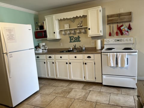 Standard Cottage | Private kitchen | Full-size fridge, microwave, oven, stovetop