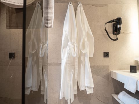 Executive Room | Bathroom | Shower, rainfall showerhead, hair dryer, towels