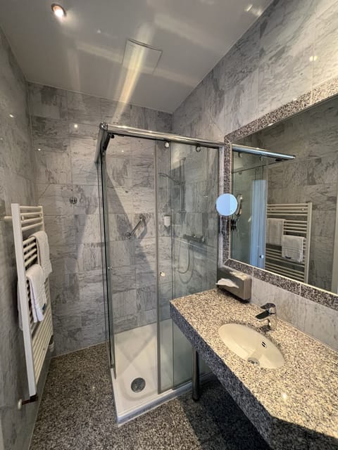 Deluxe Room | Bathroom | Hair dryer, towels, soap, shampoo