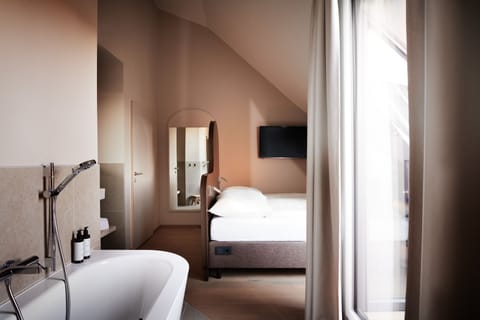Bubble Bath Suite | 1 bedroom, in-room safe, blackout drapes, free WiFi