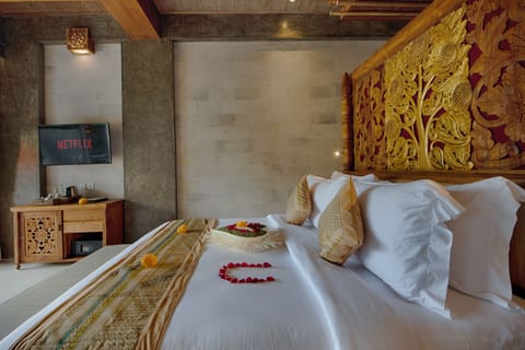 Royal Pool Suite, Valley View | In-room safe, desk, iron/ironing board, free cribs/infant beds