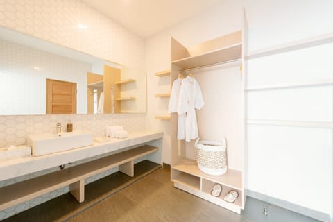 Ocean Suite Room | Bathroom | Bidet, towels