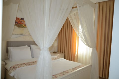 Comfort Suite | In-room safe, soundproofing, free WiFi, bed sheets