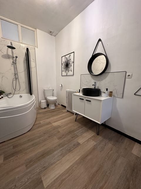 Classic Double Room | Bathroom | Hair dryer, towels, soap, shampoo