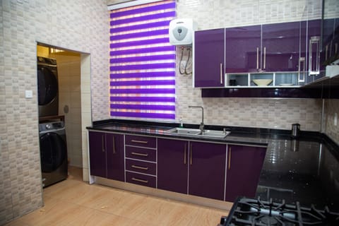 Deluxe Apartment | Private kitchen | Fridge, cookware/dishes/utensils