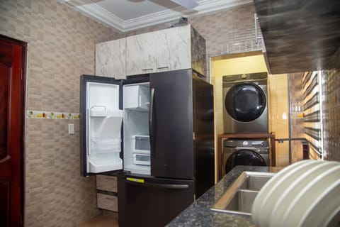 Superior Apartment | Private kitchen | Fridge, cookware/dishes/utensils