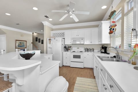 House, 5 Bedrooms | Private kitchen | Fridge, oven