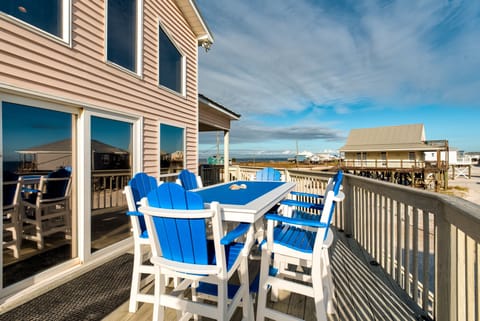 House, 5 Bedrooms | Balcony