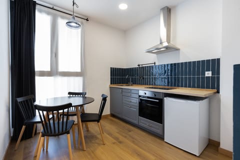 Standard Studio | Private kitchen | Fridge, electric kettle, highchair, cookware/dishes/utensils