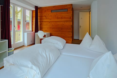 Hypo-allergenic bedding, desk, free WiFi, bed sheets