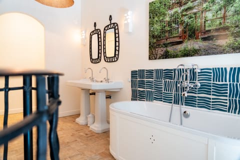 Deluxe Room | Bathroom | Rainfall showerhead, towels