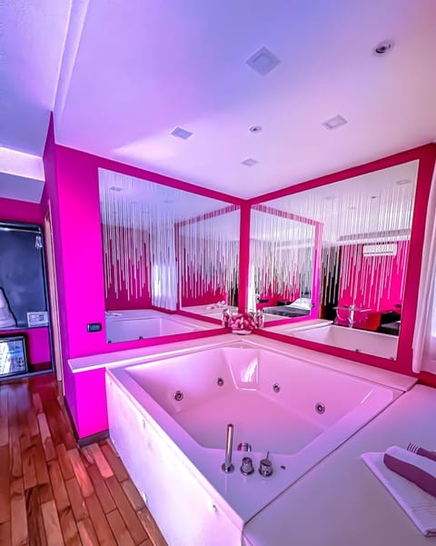 Romantic Double Room, 1 King Bed, Bathtub | Private spa tub