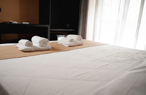 Business Double Room Single Use | Premium bedding, down comforters, memory foam beds, in-room safe