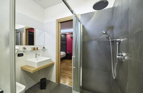 Romantic Double Room, 1 King Bed, Bathtub | Bathroom | Shower, rainfall showerhead, free toiletries, hair dryer