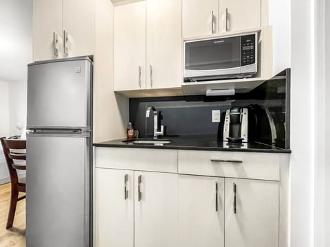 Deluxe Suite | Private kitchen | Microwave, coffee/tea maker