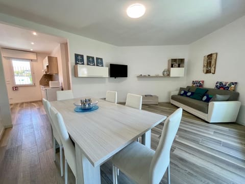 Villa, 3 Bedrooms, Balcony, Garden View | Dining room
