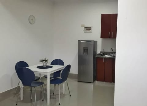 Apartment, 1 Bedroom, Smoking | Dining room