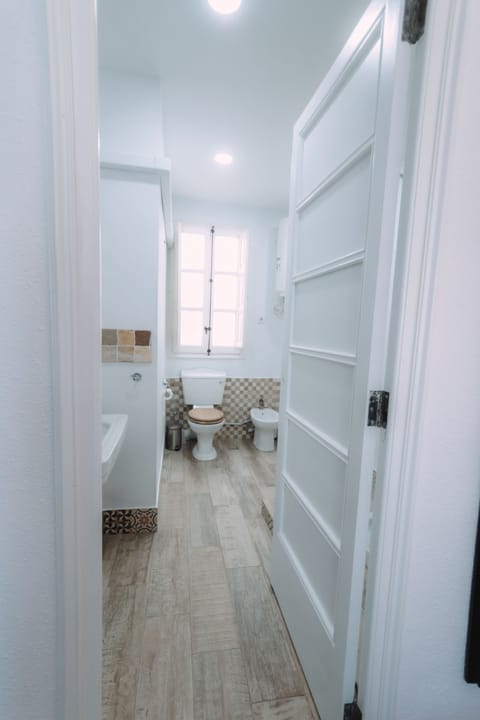 Superior Double or Twin Room | Bathroom | Free toiletries, towels