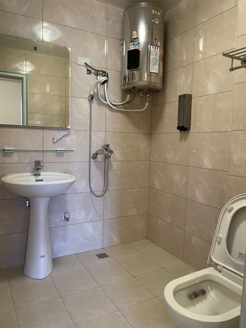 Shower, rainfall showerhead, free toiletries, hair dryer