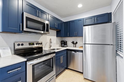 Deluxe Suite, 1 Bedroom, Patio, Bay View | Private kitchen | Full-size fridge, microwave, oven, stovetop