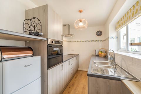 Cottage | Private kitchen | Fridge, dishwasher, electric kettle, toaster