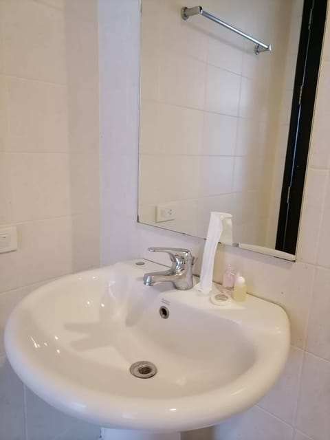 Deluxe Room | Bathroom | Shower, free toiletries, hair dryer, towels