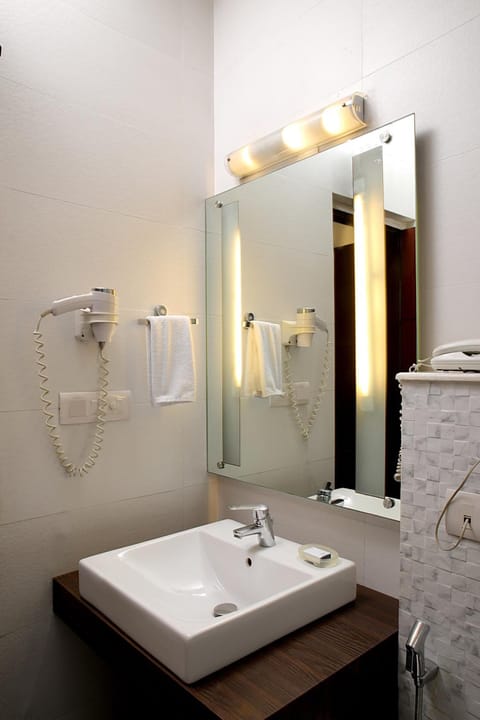 Deluxe Double Room | Bathroom | Shower, rainfall showerhead, free toiletries, hair dryer