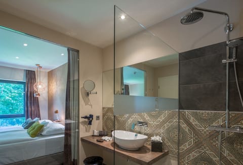 Double Room | Bathroom | Free toiletries, hair dryer, bathrobes, slippers