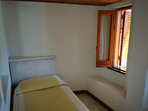 Triple Room | Desk, free WiFi, bed sheets