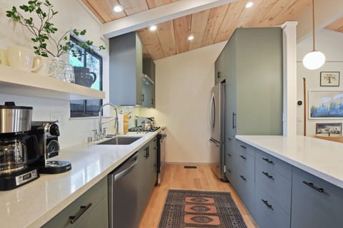 House, Multiple Beds, Balcony, Mountain View (Pino Point) | Private kitchen | Fridge, microwave, oven, stovetop