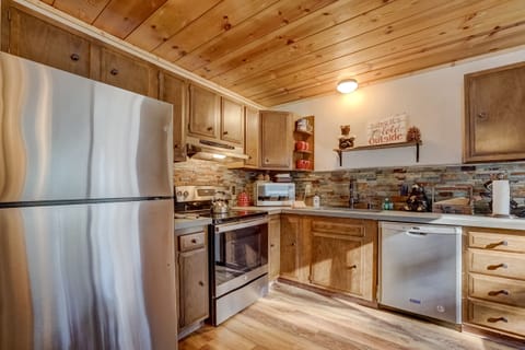 Cabin, Multiple Beds, Fireplace, Mountain View (Cozy Bear Cabin) | Private kitchen | Fridge, microwave, oven, stovetop