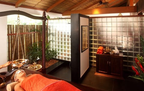 Couples treatment rooms, sauna, spa tub, steam room, body treatments