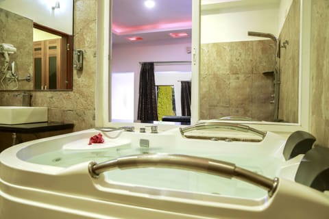 Premium Room | Bathroom | Free toiletries, hair dryer, towels