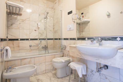 Comfort Double Room | Bathroom | Rainfall showerhead, free toiletries, hair dryer, bidet