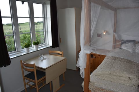 Romantic Suite, Non Smoking, Kitchen | Individually decorated, individually furnished, desk, cribs/infant beds