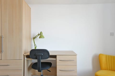 4 bedrooms, desk, laptop workspace, blackout drapes