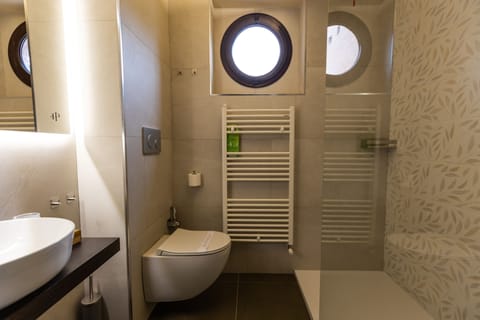 Shower, rainfall showerhead, free toiletries, hair dryer