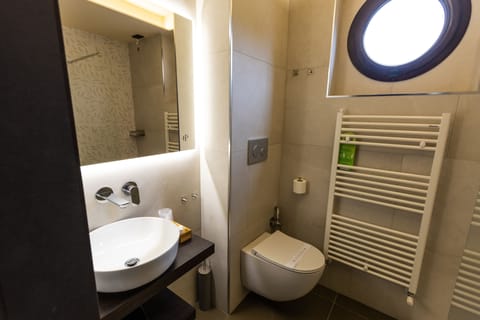 Shower, rainfall showerhead, free toiletries, hair dryer