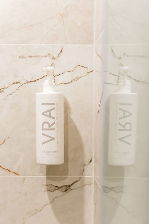 Superior Double Room | Bathroom | Hair dryer, towels, soap, shampoo