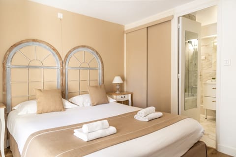 Double Room | Blackout drapes, iron/ironing board, free WiFi, bed sheets