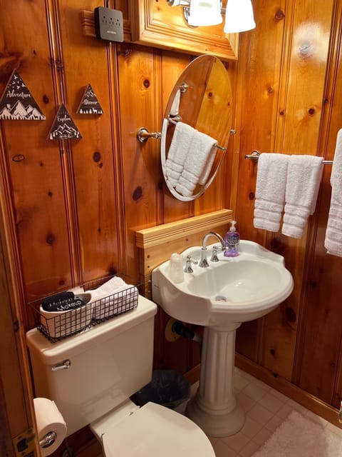 Deluxe Double Room, Kitchenette, Mountainside | Bathroom | Hair dryer, towels, soap, shampoo