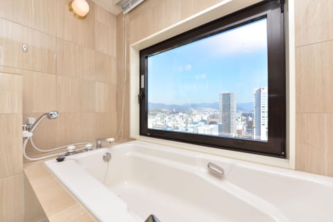 Granvia Junior Suite, Non Smoking (55㎡)【20F】 | Bathroom | Combined shower/tub, deep soaking tub, free toiletries, hair dryer